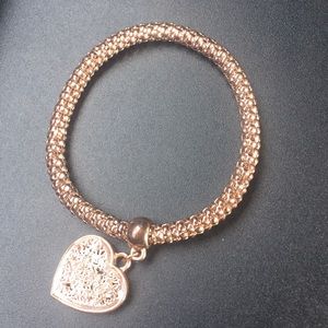 A golden bracelet, with an golden heart.